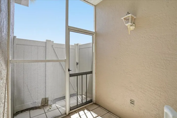 bonus room off den