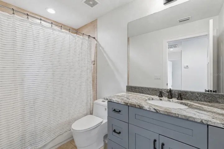 upstairs full guest bathroom