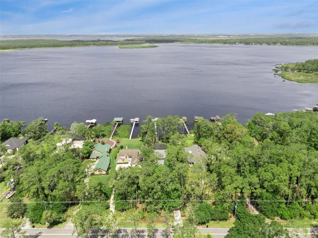 Ideal location on Lake Mary Jane.