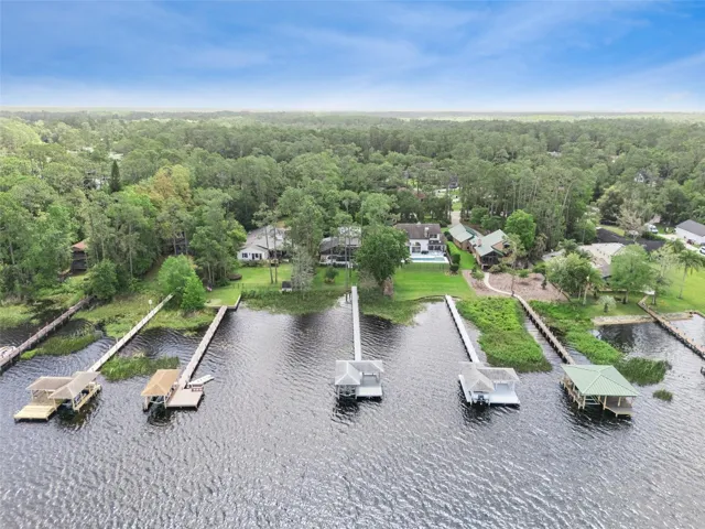 Ideal location on Lake Mary Jane.
