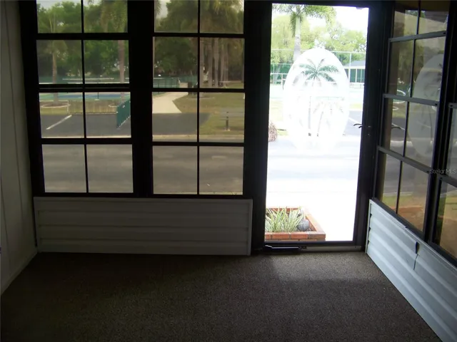 EXT DOOR OFF LANAI