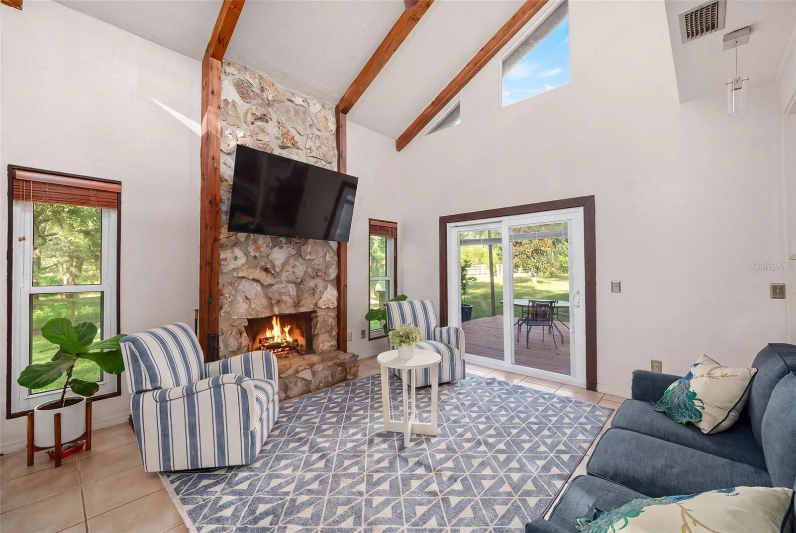 Living room (virtual flame)
