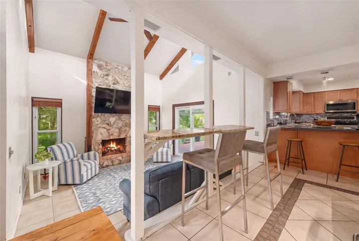 Living room (virtual flame)