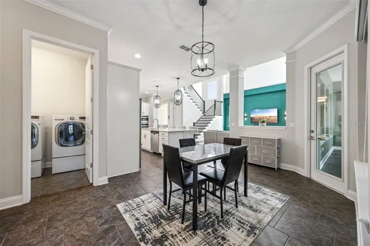 Kitchen Eat-in Area