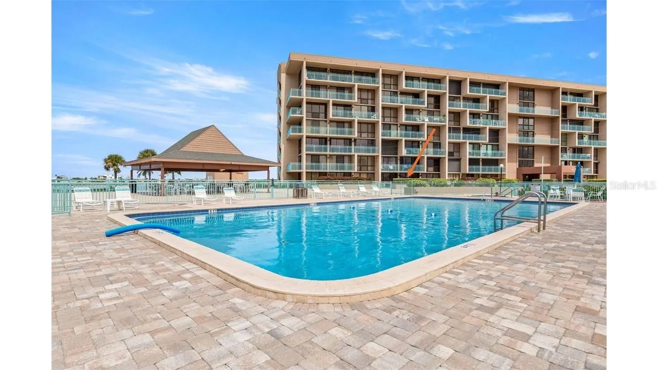 QUICK and EZ Pool and Tiki Hut Access - NO Lobby, NO Elevator, etc ... VERY handy when Nature Calls, or you want to grab a beverage or snack!