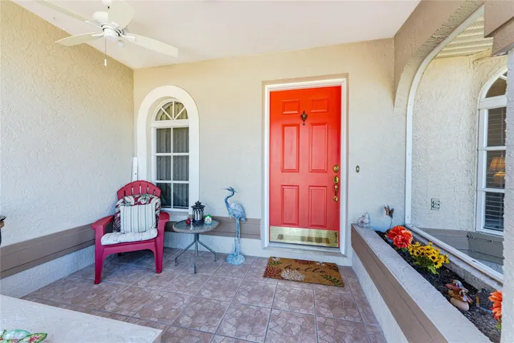 What a nice entry into this well kept home!