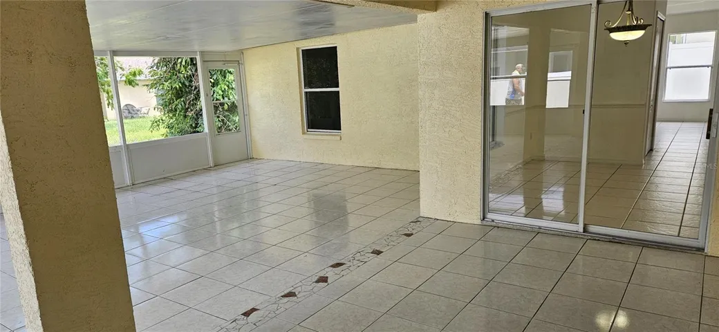 HUGE SCREENED PATIO