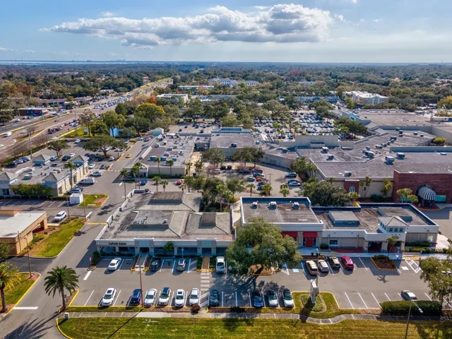Lots of shops, fitness, coffee, breakfast, groceries, boutiques!