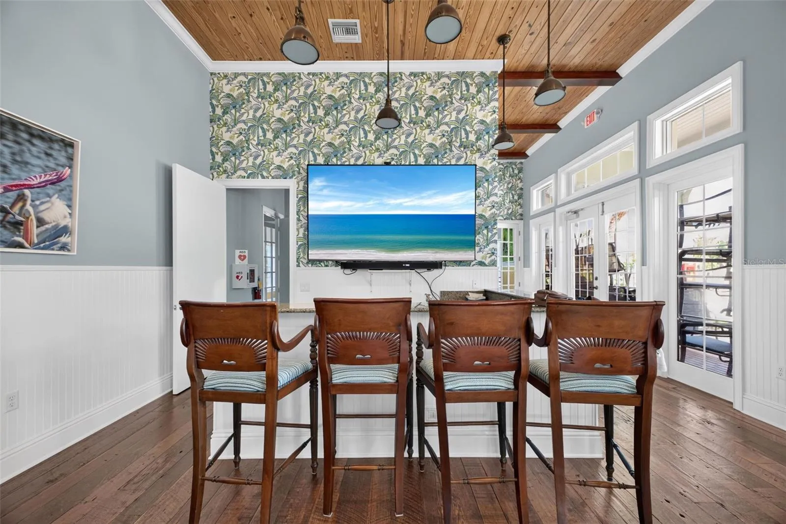 Bar area with large Screen Tv...Lets watch a game!