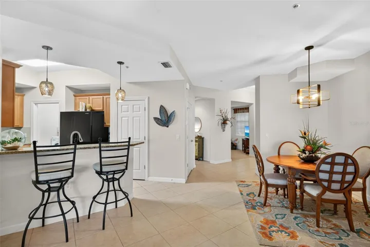 Breakfast Bar and Dining Area