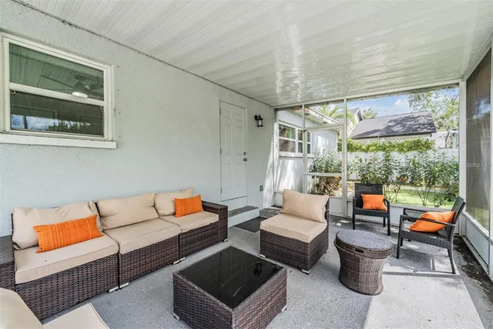 Relaxing, spacious screened lanai