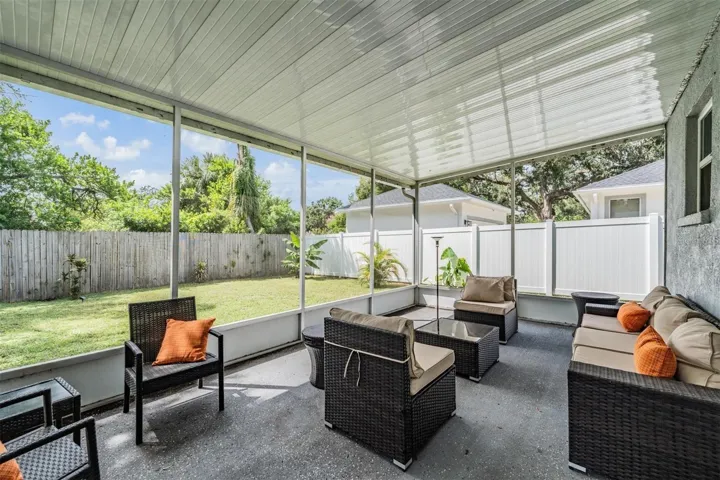 Relaxing, spacious screened lanai