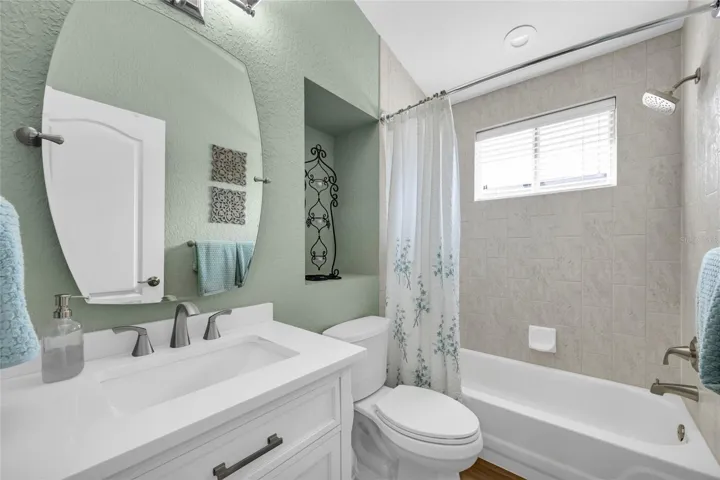 Full bathroom off bedroom 4