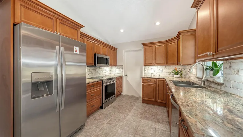 Stainless appliances, inset lighting, undermount sink