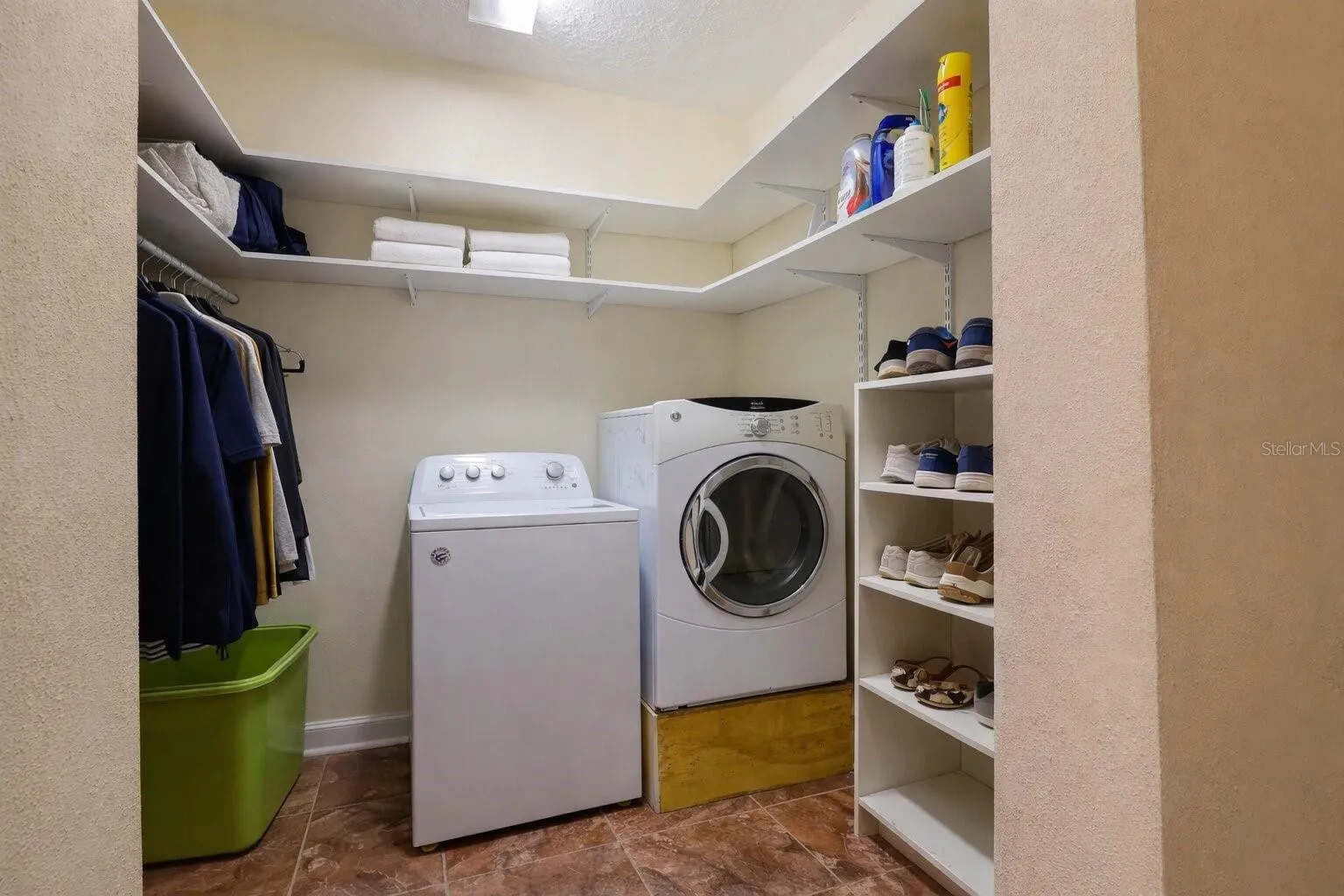 Laundry/Walk-in closet