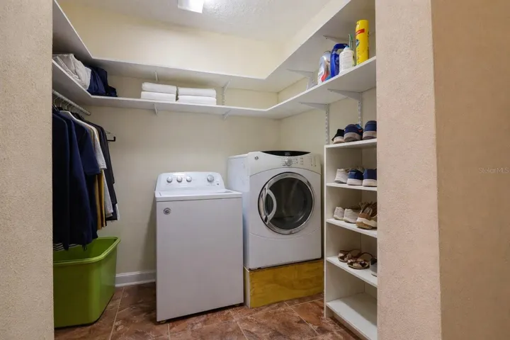 Laundry/Walk-in closet