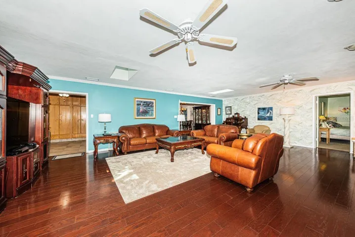 Great family room for entertaining