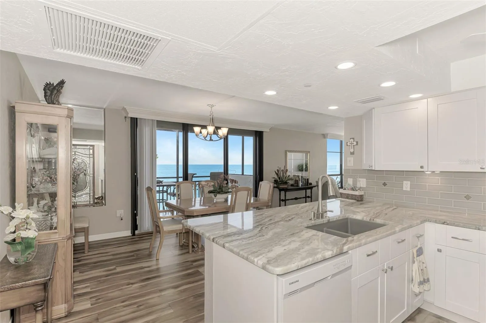 Gulf Waterfront - Updated Kitchen