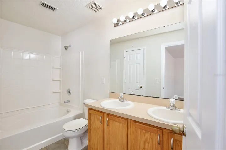 Primary bath with dual sinks and a linen closet