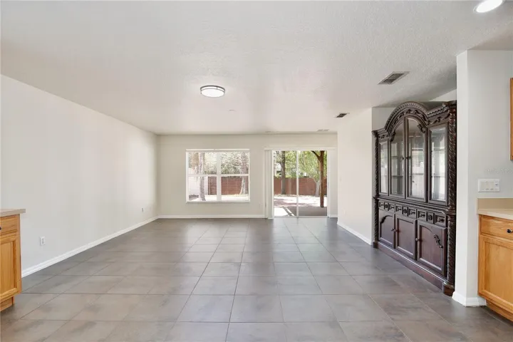 Family Room & Eat in kitchen space
