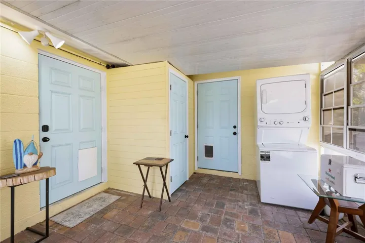 Lanai with Private Entrance to Studio and shared laundry as well as storage closet