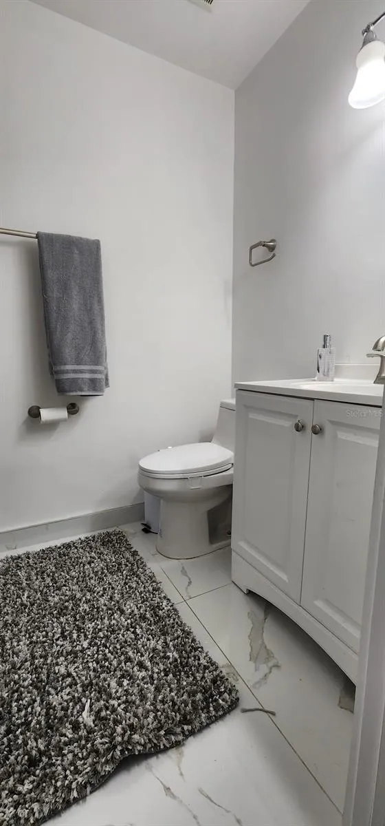 MAIN FULL BATHROOM