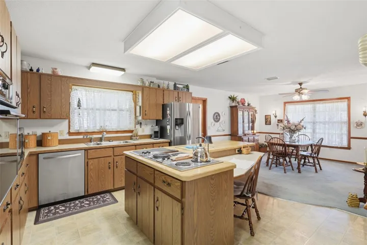 Kitchen & Dining