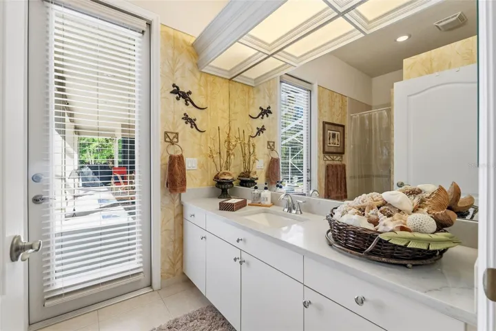 Guest full bathroom