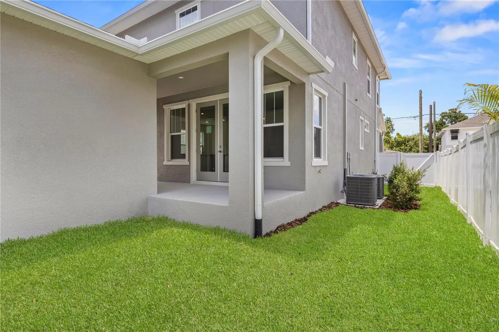 EXTRA WIDE SIDE YARDS