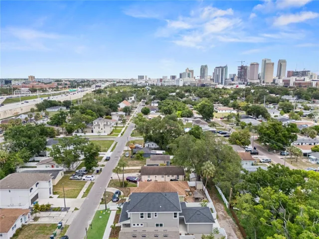 MINUTES TO DOWNTOWN TAMPA