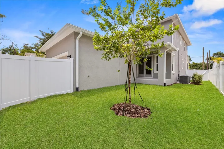 EXTRA WIDE SIDE YARDS
