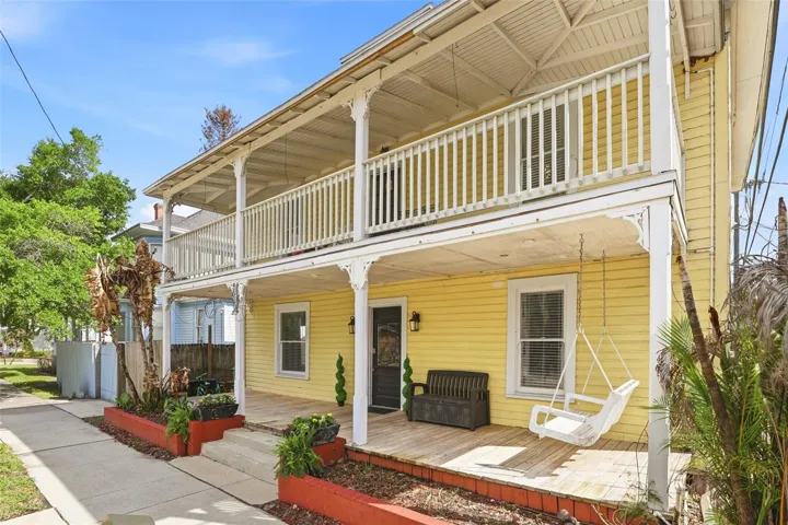 Front / 3 story Victorian home