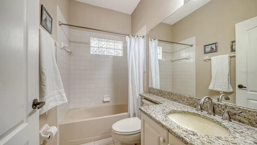 Secondary bathroom has combination tub/ shower