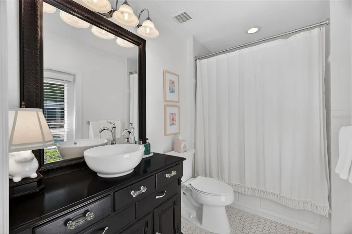 2nd bathroom in suite with tub/shower