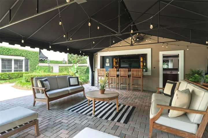Detached lounge/bar with 1/2 bath and outside shower