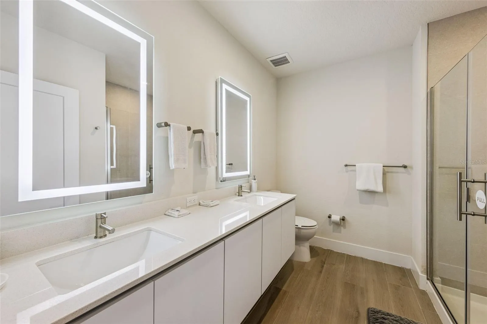 Full bathroom #1