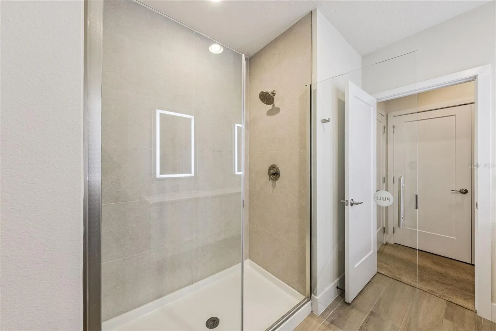 Full bathroom #1