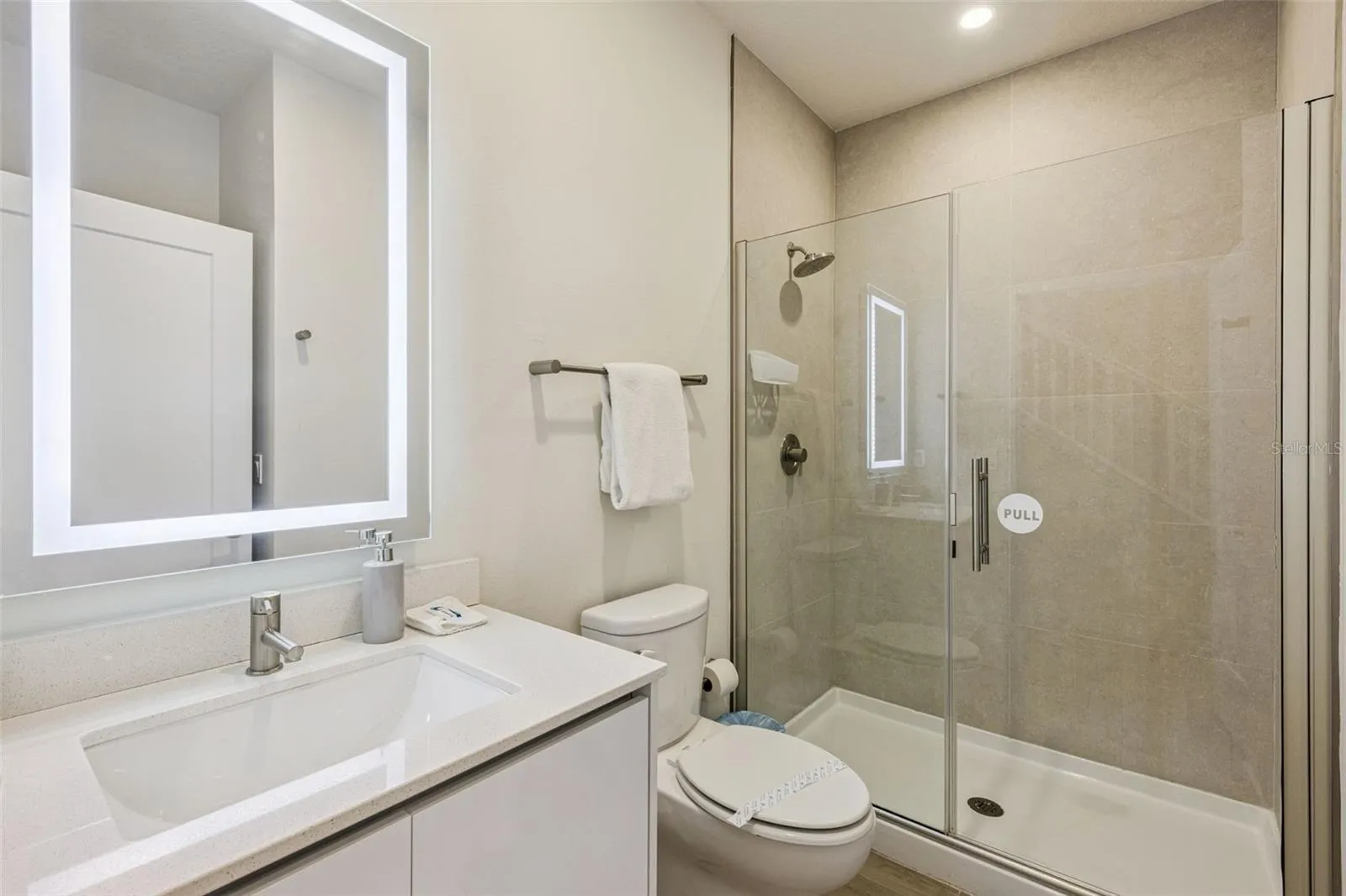 Full bathroom #2