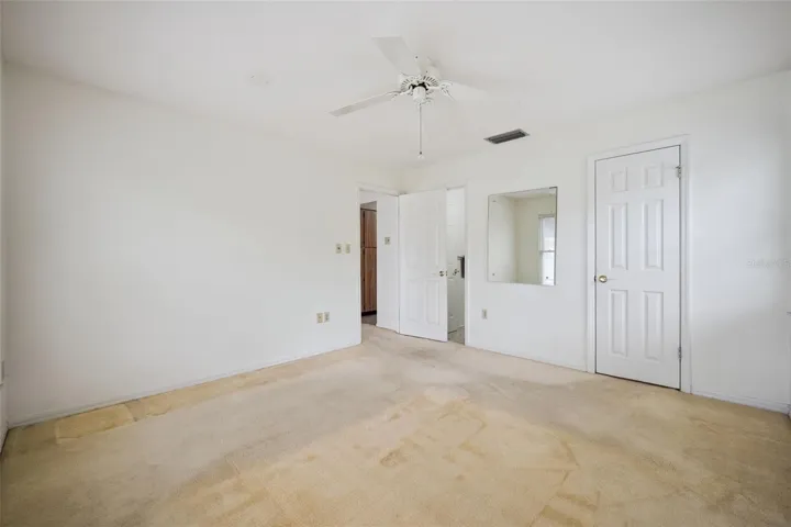 Primary Bedroom w/ En Suite and Walk-in Closet