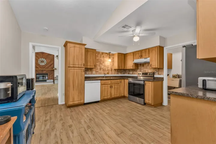 Kitchen w dinette space