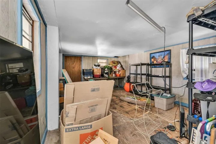 Ground floor room with 1/2 bath