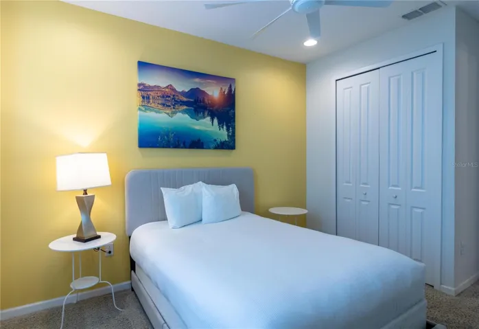 Bedroom 2- Private bathroom: Smart TV. Bright and cozy. En-suite bathroom.