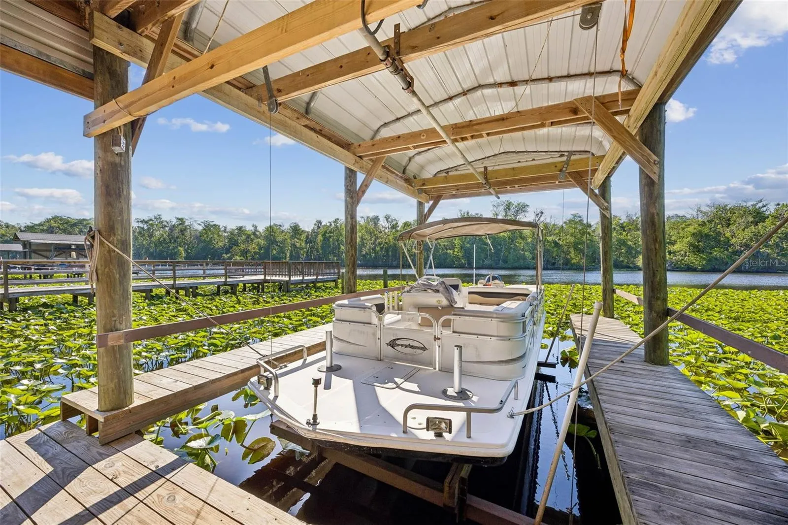 Or enjoy a voyage from the boathouse with lift, water and electric.