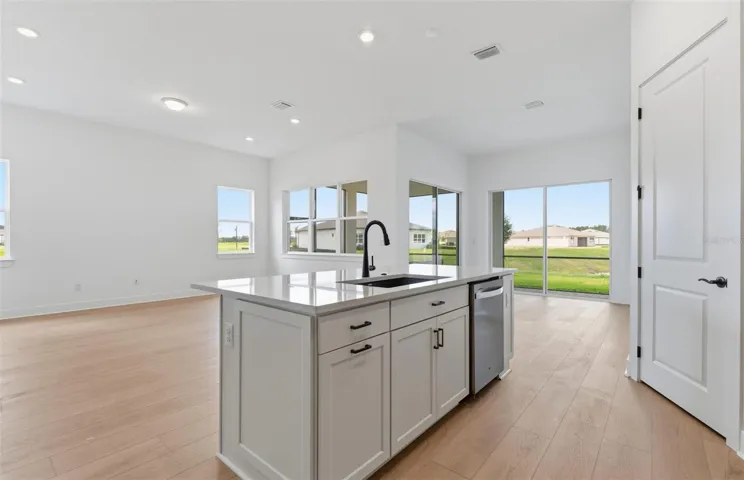 Center Island w/Storage