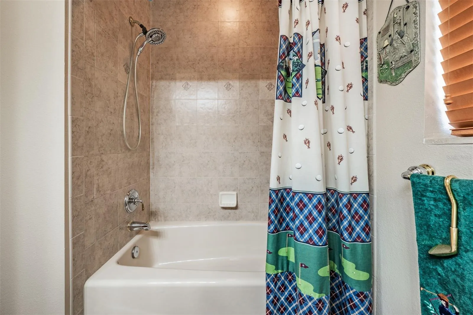 Guest bath has tub/shower combo