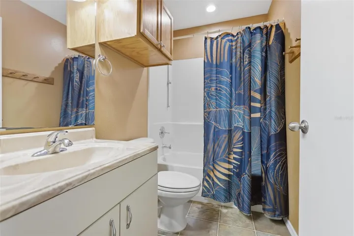 Guest Bath with Shower/Tub Combo