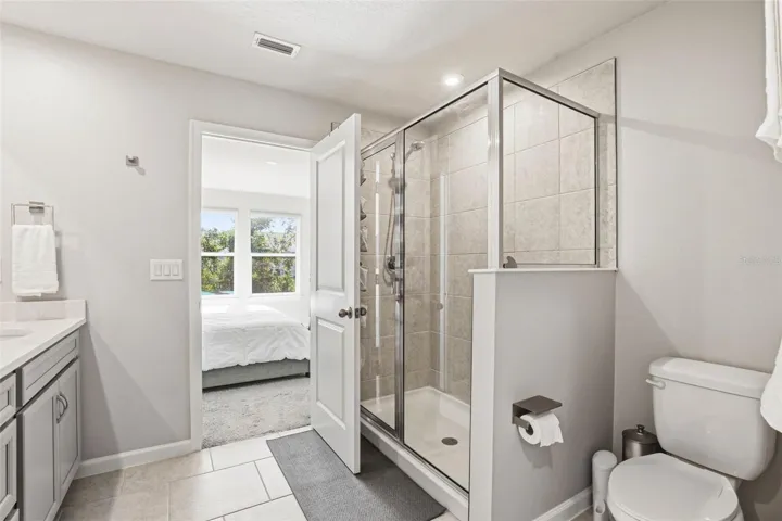 Primary En-suite/Glass Walk0in Shower
