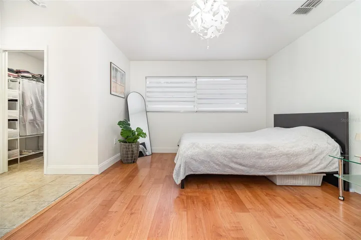 primary bedroom 16'11"x11'7"