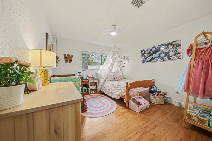 bedroom 11'1"x14'11"