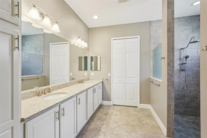 Primary En-Suite Bath